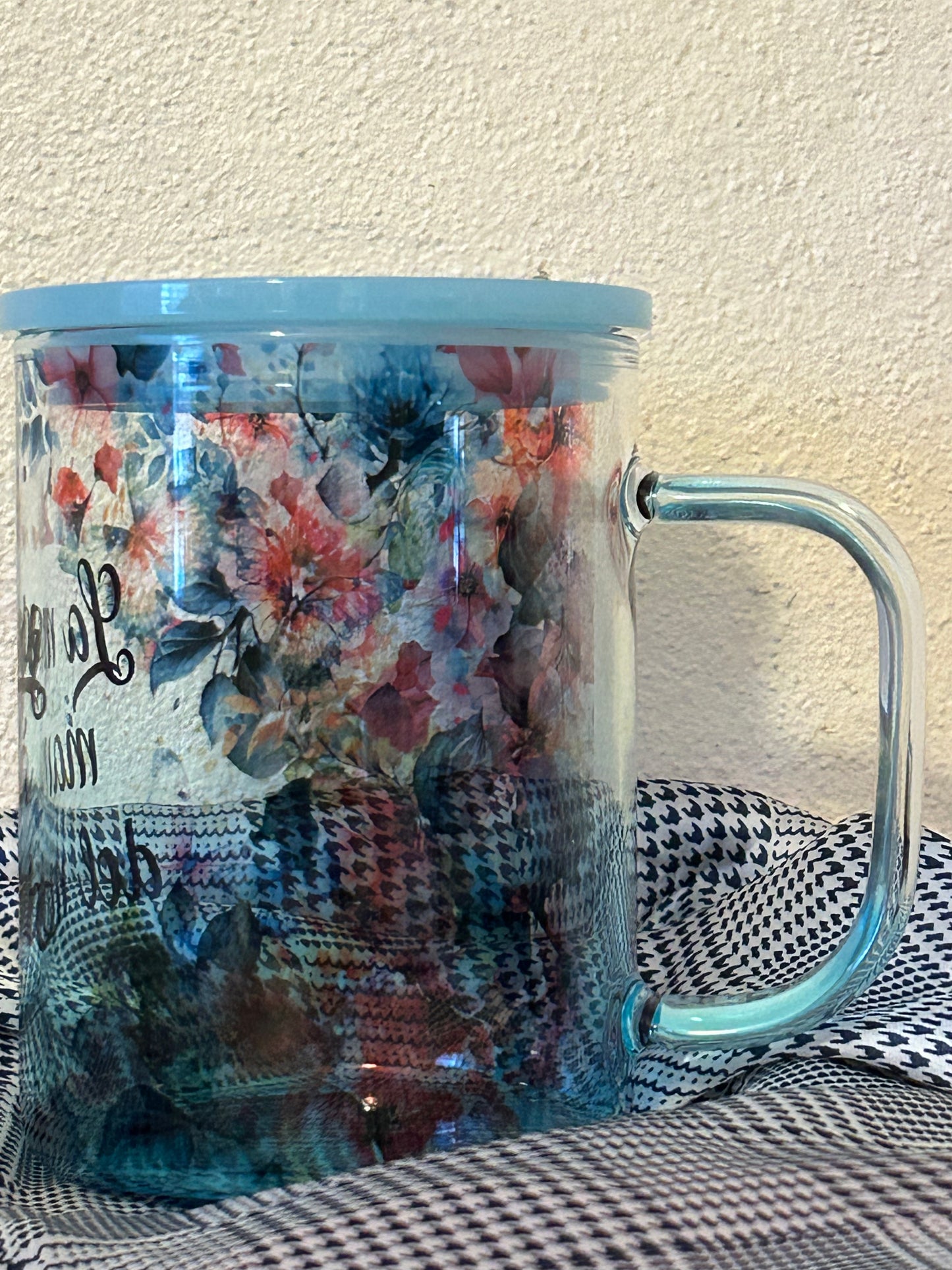 Taza de cristal con tapa de plástico